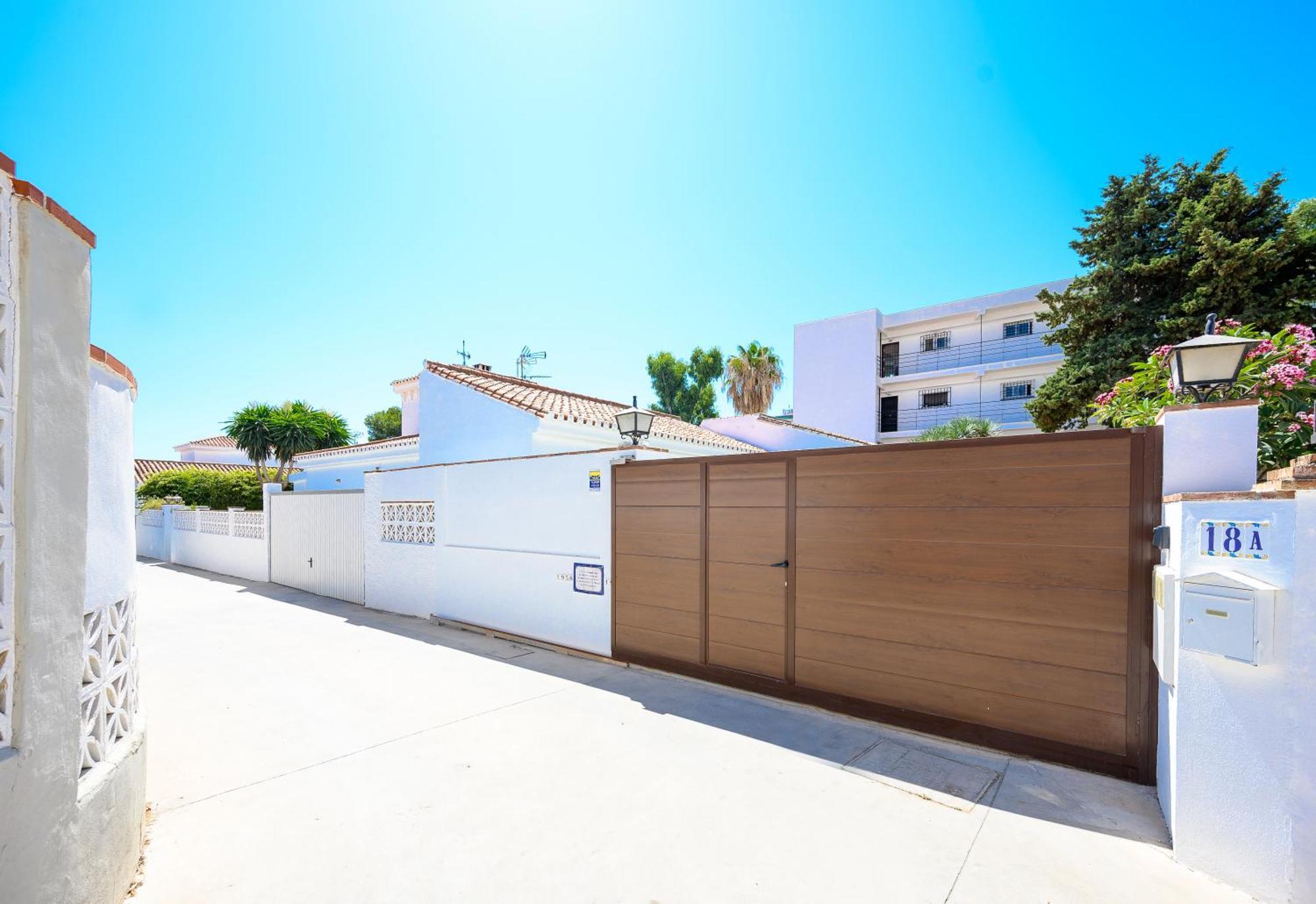 בנאלמדנה Chalet En Puerto Marina מראה חיצוני תמונה